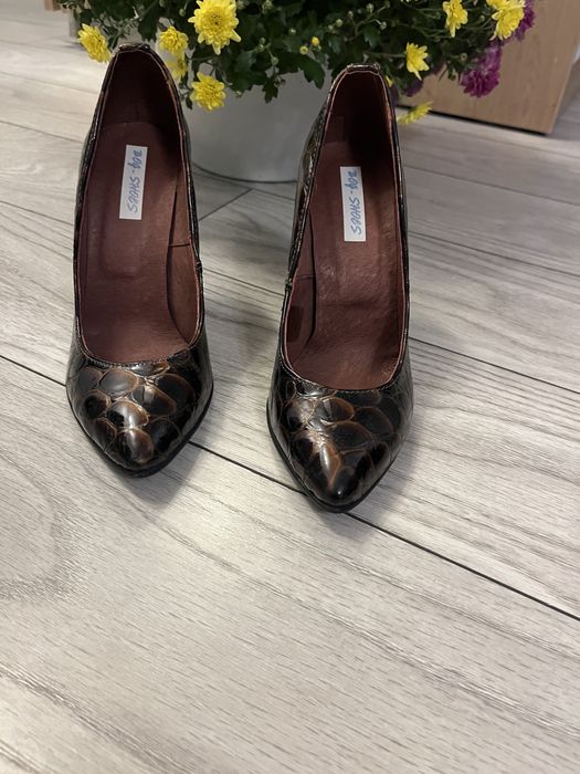 Pantofi d piele masura 35, corespund pt 36.