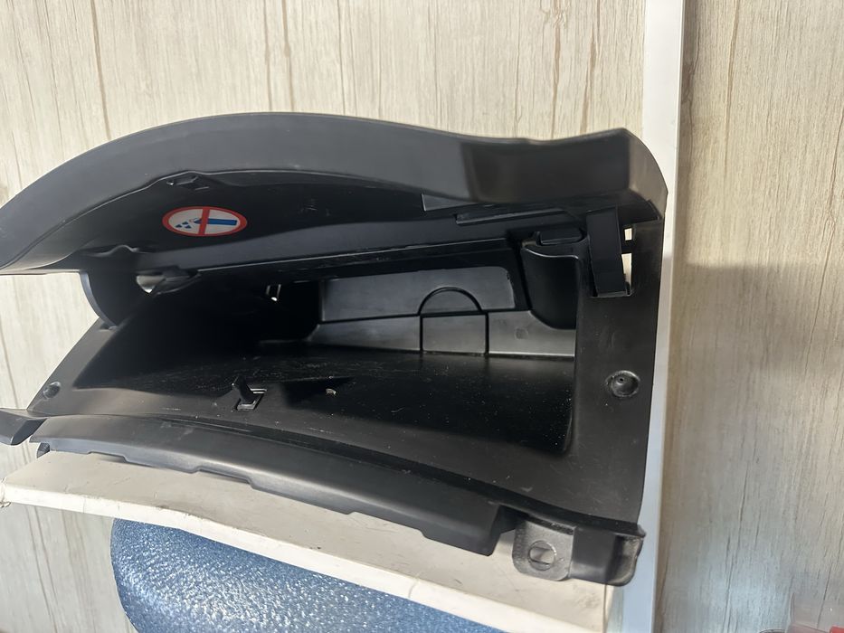 Жабка лява за табло за Ситроен Берлинго след 2008г.!