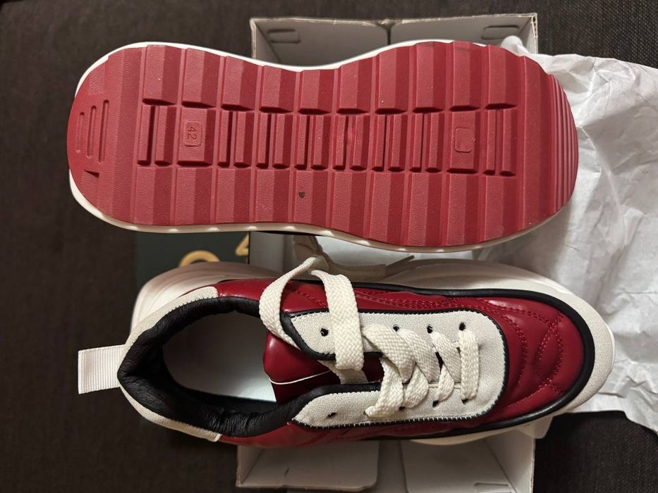 Кросы новые 42 размер срочно