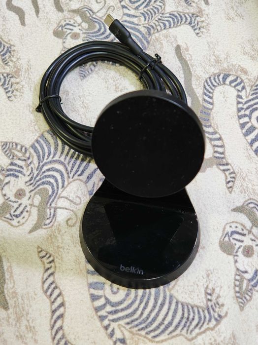 Безжично Магнитно зарядно за GSM Бързо 20 watts Belkin Wireless charger stand
