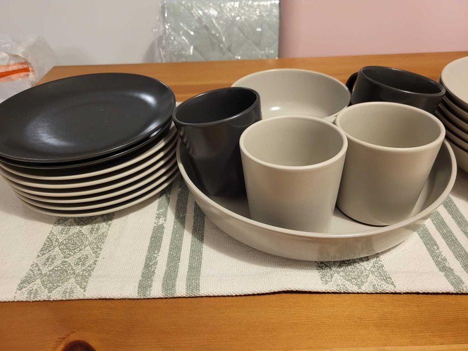 Vesela ceramica mata gri IKEA, platouri roz