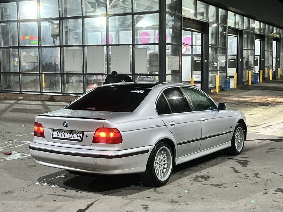 BMW E39 523i.