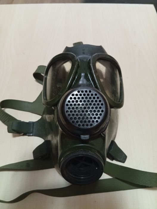 Măști de gaze epoca Ceaușescu – set 2 bucăți, stare impecabilă