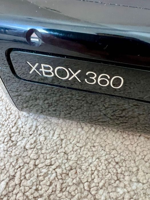 XBOX 360 с кабели и джойстици