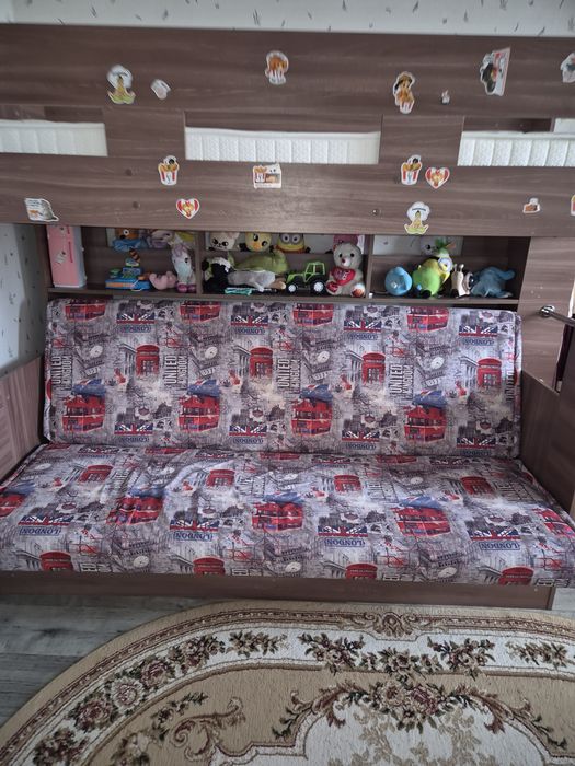 Двуярусная кровать с диваном