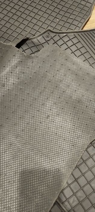 Продам полики резиновые на авто