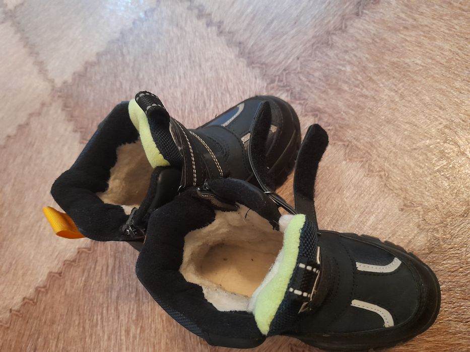 Продам детскую обувь