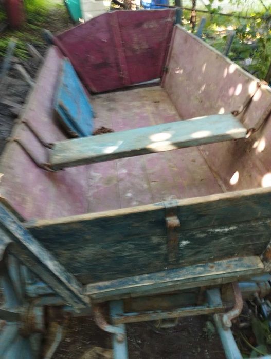 ПРОДАВАМ дървена каруца