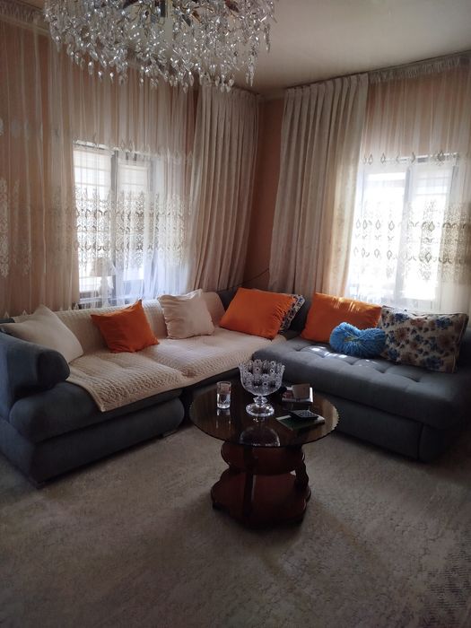 Мягкий диван в голубом цвете