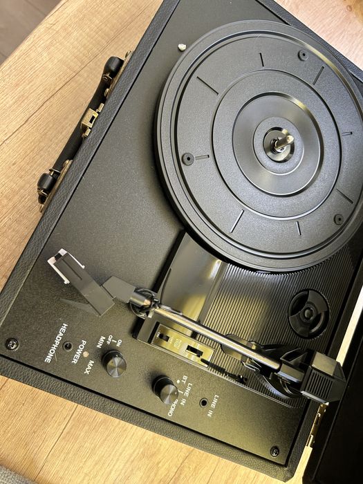 Valiza cu pickup vintage fuctioneaza cu discuri vynil bt si auxiliar