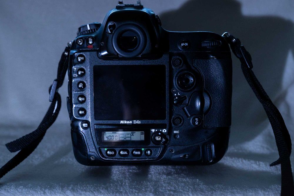 Vând sistem Nikon Full Frame profesional utilizat pentru fotografie de eveniment, aflat în stare foarte bună de funcționare și întreținut cu atenție.