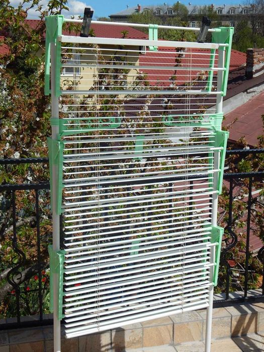 Jaluzea metalica alba dimensiuni 106 x 65 cm anii 1990