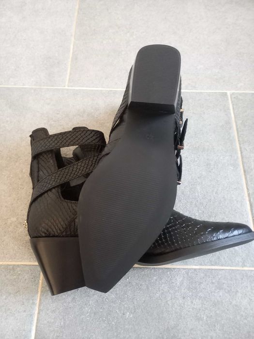 Botine About You din piele cu 4 catarame si fermoar marimea 40