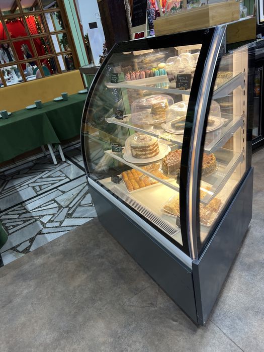 Ъглова сладкарска витрина