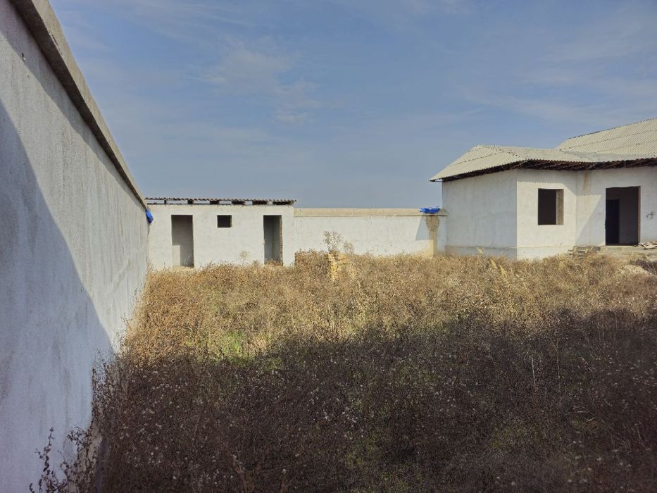 Уй сотилади. 19-кварталда жойлашган, 6 соток-5 хонадан, 2та бир хил уй