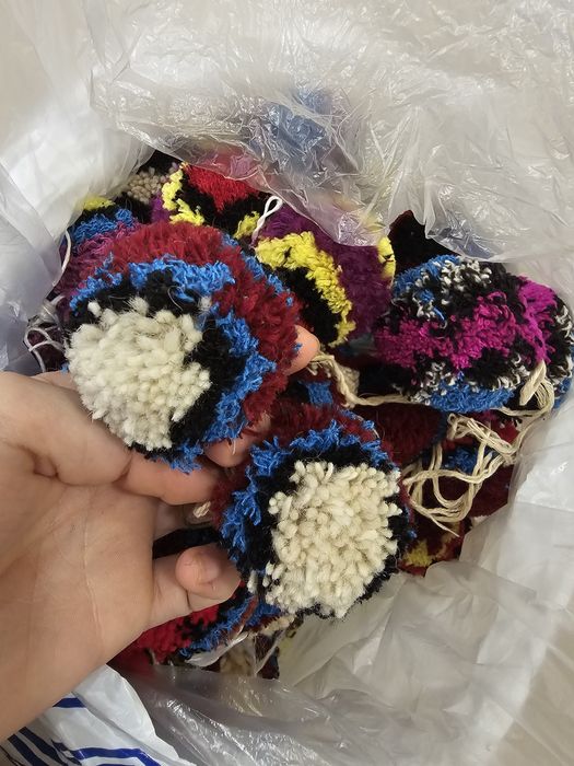 Шарени пискюли за кукерски маска