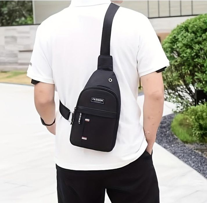 Borsetă de piept/spate. Două buzunare. Bretea diagonală. Gaică metal.