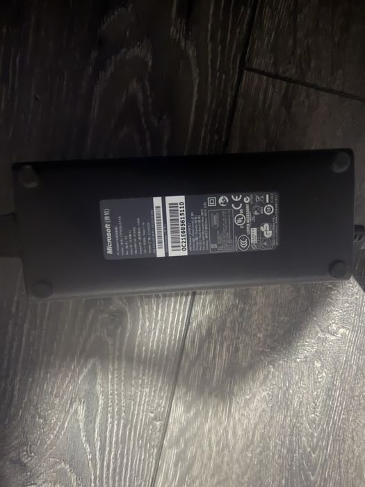 Xbox 360 cu doua controllere si adaptor original