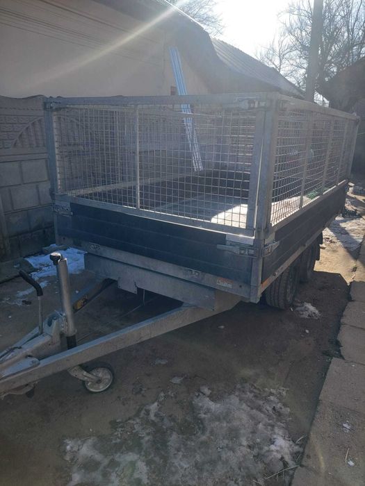 Remorcă basculabilă pe 3 parti