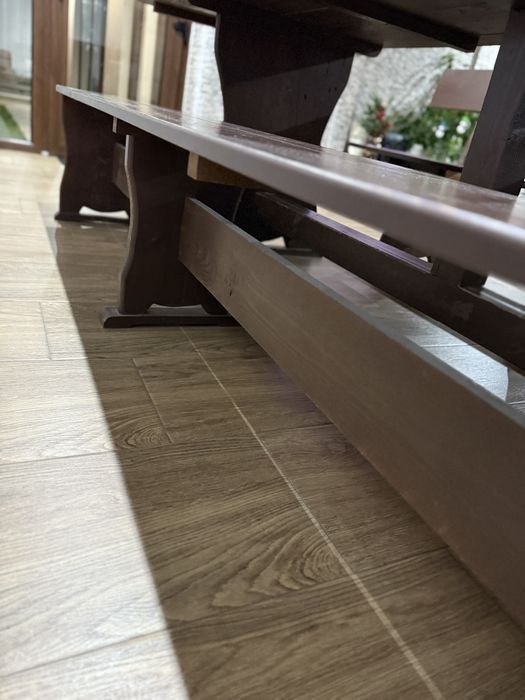 Продавам масивна дървена маса с две скамейки