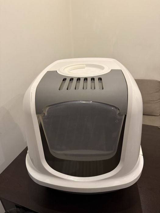 Затворена котешка тоалетна