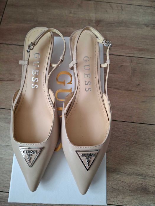 Бежови обувки на ток Guess