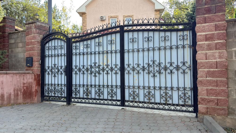Ворота кованные с калиткой 5 × 2,20 м