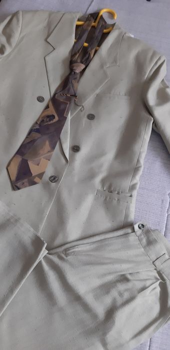 Абитуриентски костюм