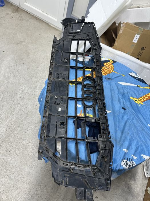 Grilă radiator audi q8.cod:4m8853651.D.