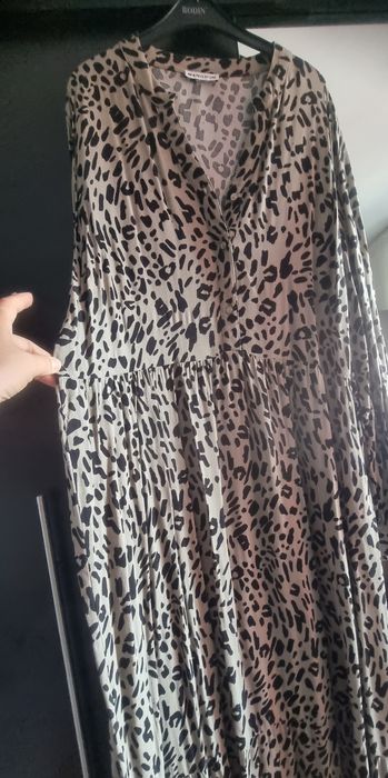 Vând rochie animal print