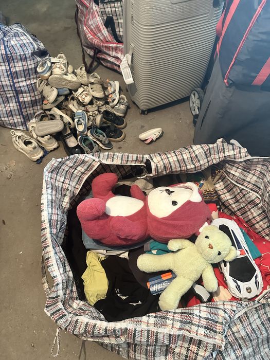 Большая сумка детских вещей( есть и взрослые внутри новые), обуви