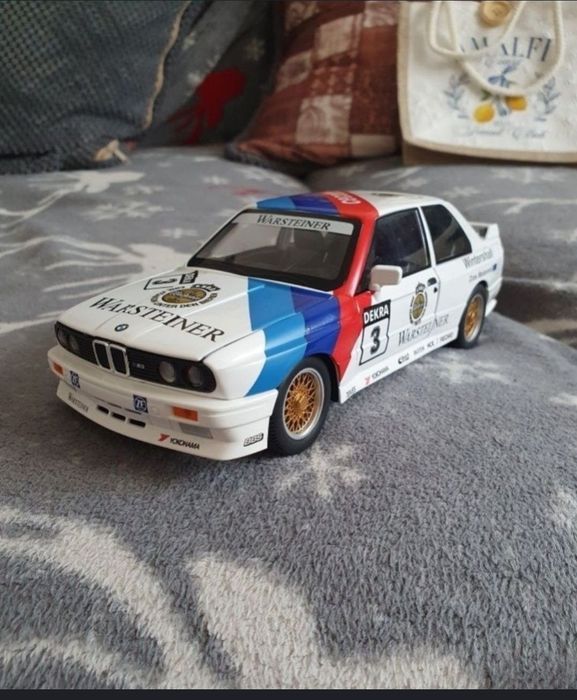Macheta metalica BMW M3 E30 scara 1:24 noua