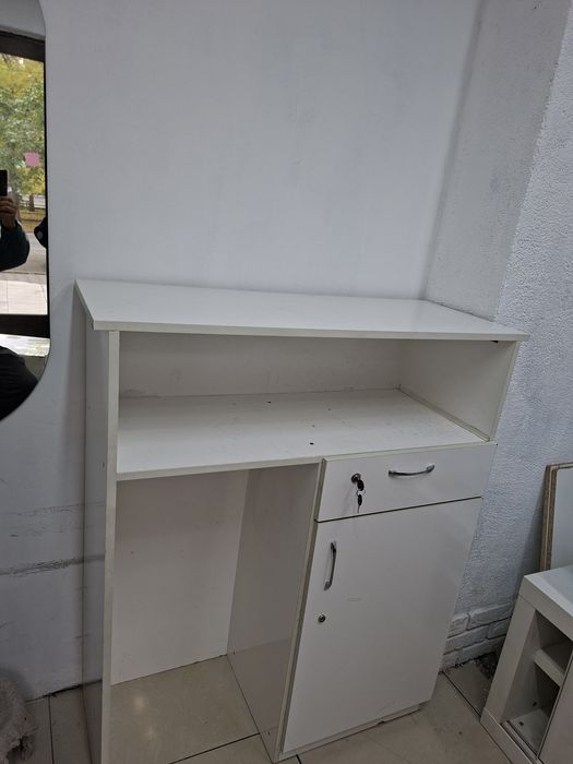 Ресепшон.  шкаф срочно