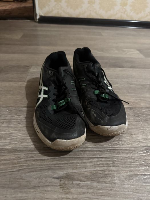 Спортивные кроссовки