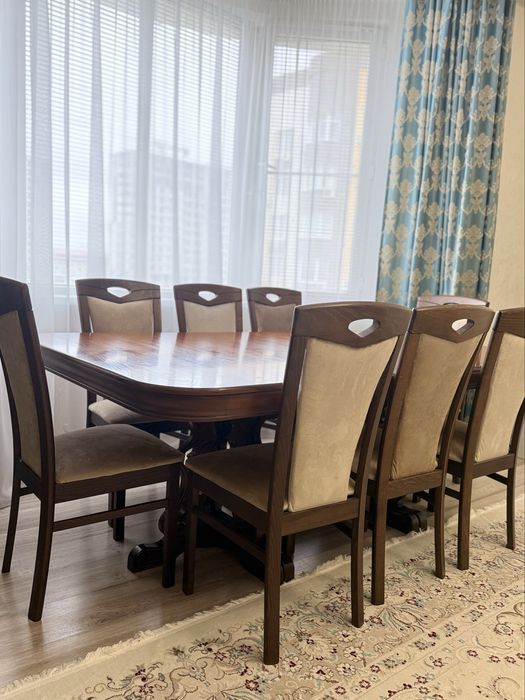 Мебель для гостиной. Сервант, стол, стулья