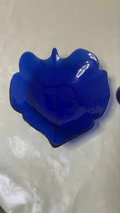 Фруктиера листо и ваза от синьо стъкло