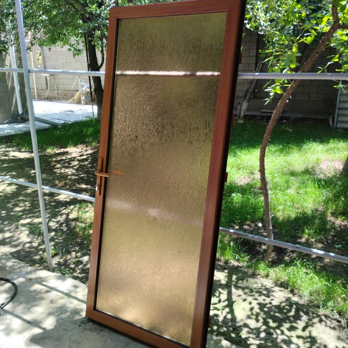 Пластиковая дверь, алюминий