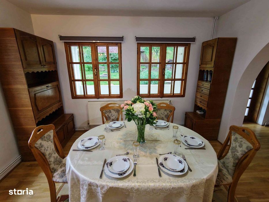 Conac modern cu deal propriu: 399 mp casă, 4828 mp teren