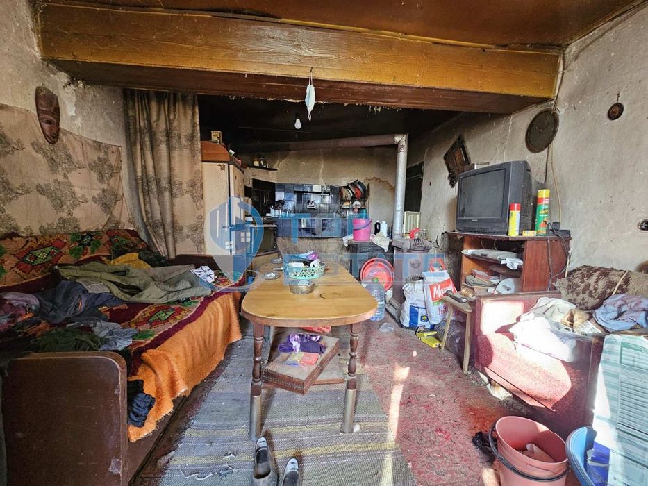 Двуетажна къща с кладенец и допълнителни постройки в с. Стефан Стамбо