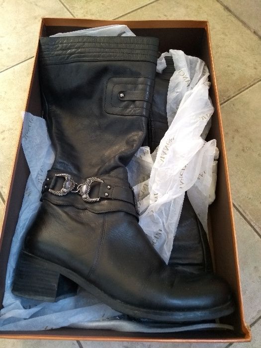 Продавам евтино неупотребявани дамски обувки,ботуши и маратонки