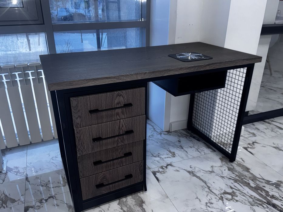 Продается маникюрный стол с вытяжкой