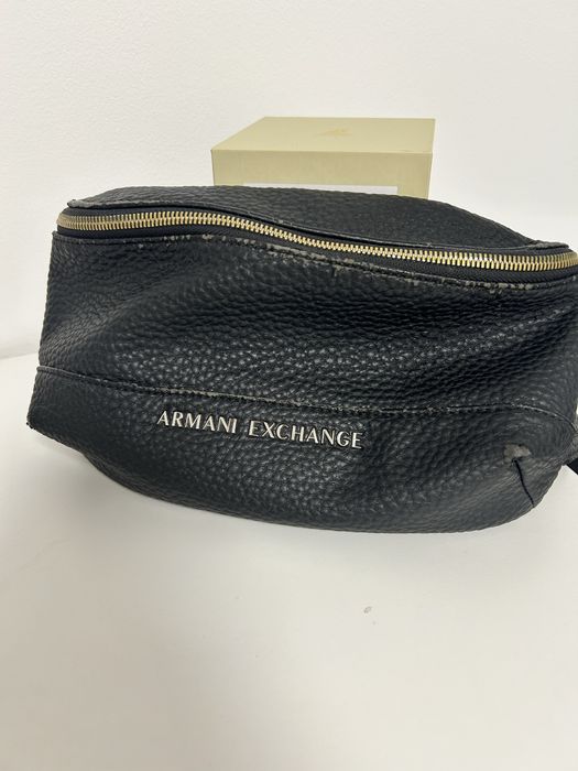 Продавам мъжка чанта Armani Exchange.