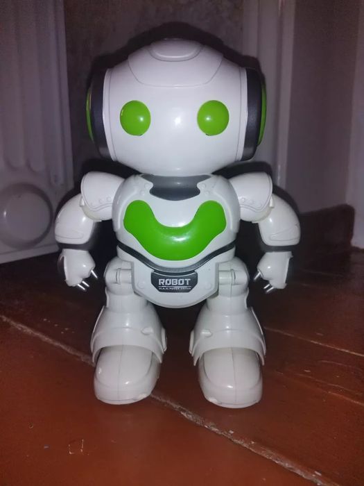 Танцующий робот с пультом управления