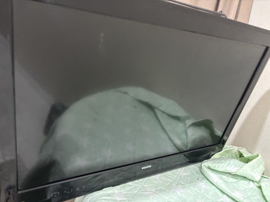 Продам телевизор диаганаль 100 работет .