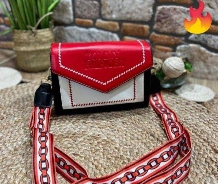 Geanta crossbody Tommy Hilfiger super model, curea reglabila,saculet, etichetă a