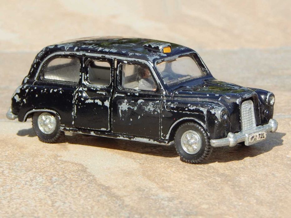 Macheta masina taxi londonez Austin FX4 1960 Dinky Toys fabricat Anglia scara 1:43