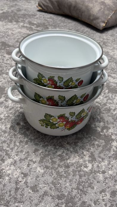 Набор кострюль и чайник