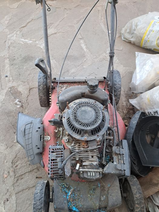 Продавам моторна косачка за трева