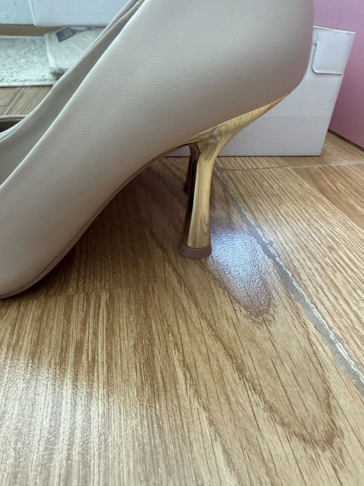 Токчета бежави 39 Nine West