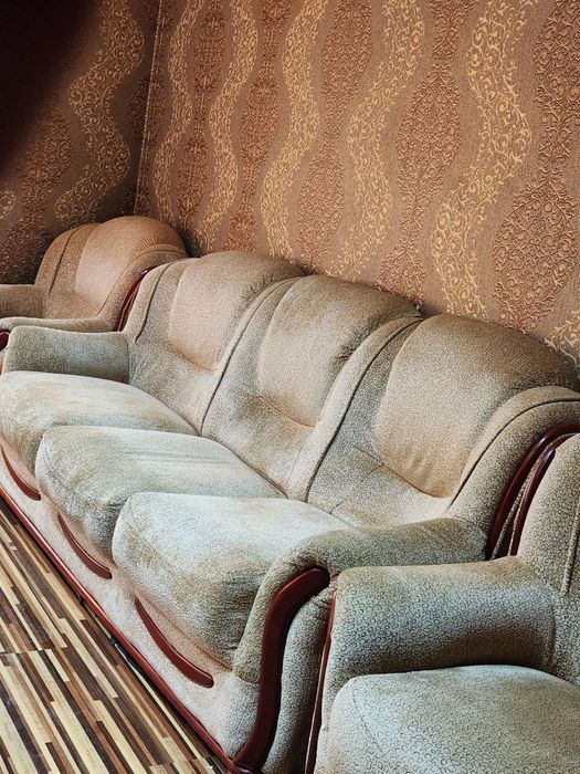 Divan sotiladi yaxshi xolatda Продаётся диван в хорошем состоянии
